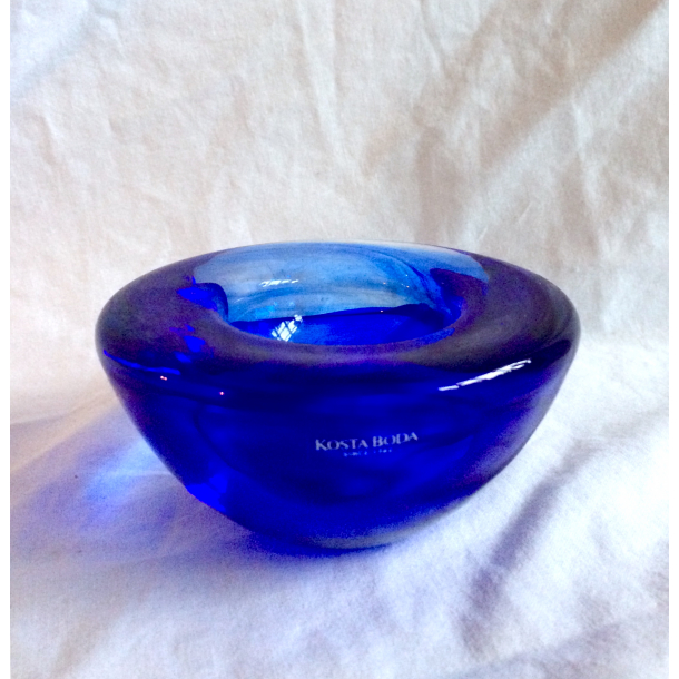 Kosta Boda Atoll Fyrfadsstage - Mrkeblt Glas - 11 cm.