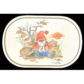 Mads Stage Juleservice - Dkkeserviet - Nisse Med Pindsvin - 43,5 cm.