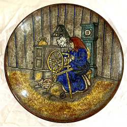 Michael Andersen Fad - Bordfad Nr. 4106/3 - Kvinde Ved Spinderok - Marianne Starck - 39 cm.