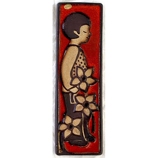 Sholm Relief Nr. 3590 - Dreng Med Blomster - Noomi Backhausen - 40 cm.