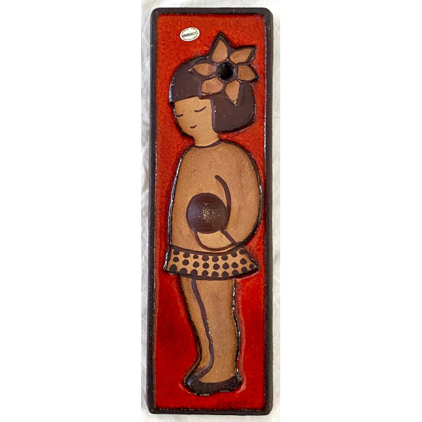 Sholm Relief Nr. 3588 - Pige Med Bold - Noomi Backhausen - 40 cm.