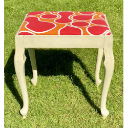 Gammel Skammel - Hvidt Tr - Stofsde - Rdt &amp; Orange Mnster - 46 cm.