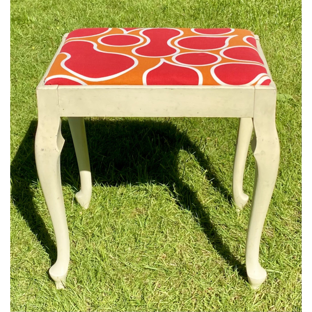 Gammel Skammel - Hvidt Tr - Stofsde - Rdt &amp; Orange Mnster - 46 cm.