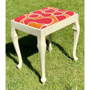 Gammel Skammel - Hvidt Tr - Stofsde - Rdt & Orange Mnster - 46 cm.