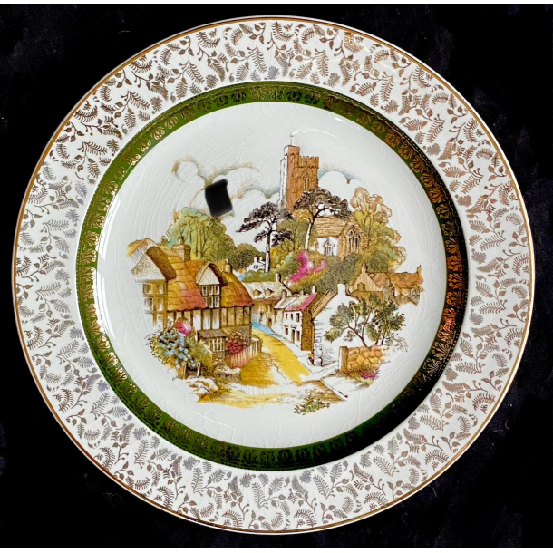 Middagstallerken - Engelsk Landskab &amp; Guldtryk - Landsby - 23 cm. - Wood &amp; Sons